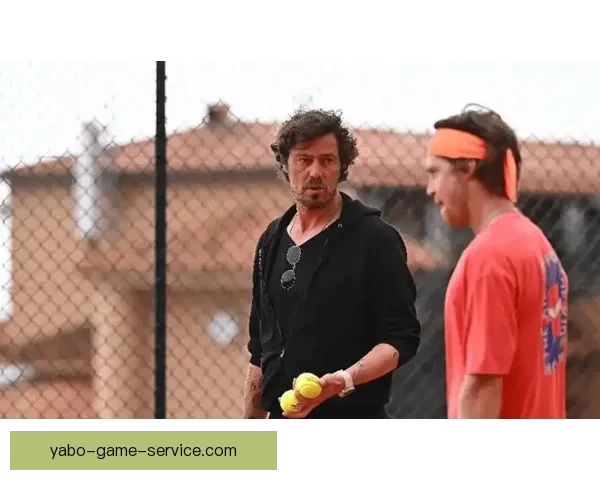 摇滚巨星邦·乔维亮相迈阿密大师赛与萨芬卢布丰塞卡亲切合影交流